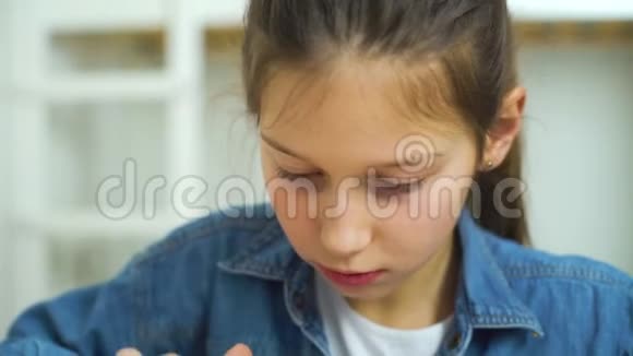 小女孩在平板电脑上玩网络游戏的肖像视频的预览图