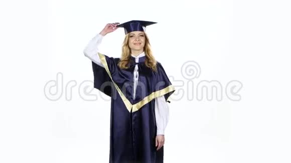 毕业生把帽子抛向空中白色视频的预览图