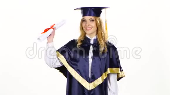 穿毕业礼服的女人白色视频的预览图