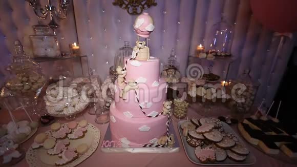 一个带熊的孩子的蛋糕一个大的粉红色蛋糕一个孩子的生日蛋糕视频的预览图