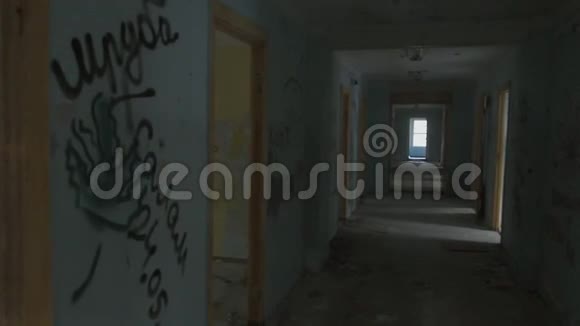 在废弃的大楼里的走廊里散步视频的预览图