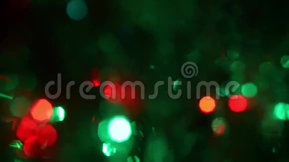 五颜六色的圆形闪光灯在黑暗的背景上美丽的波克蓝红绿光在黑暗中视频的预览图