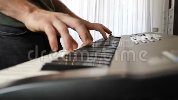 弹电钢琴或电子键盘的人视频的预览图