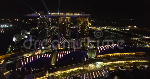新加坡滨海湾金沙酒店夜间令人惊叹的鸟瞰图视频的预览图