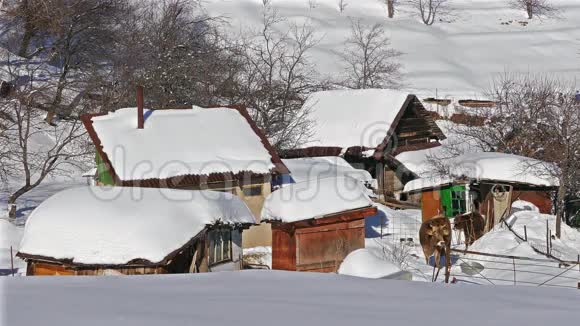 乡村冬天的房子下雪了视频的预览图
