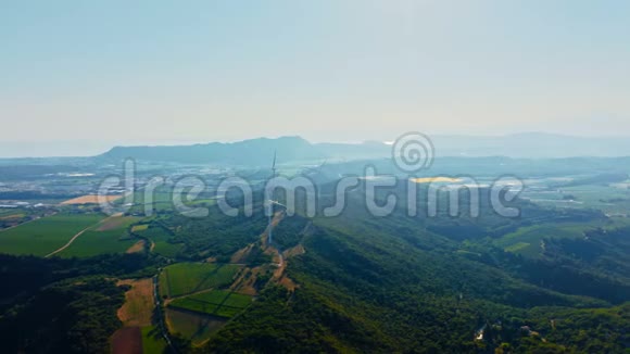 高质量的电影4k12位镜头意大利乡村风景优美的绿色森林上空飞行视频的预览图