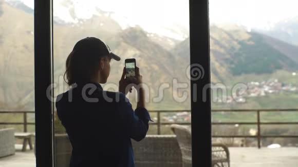 一位女游客在电话里照了一张山的照片视频的预览图