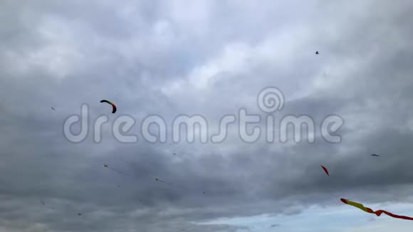 在秋天的天空中放风筝视频的预览图