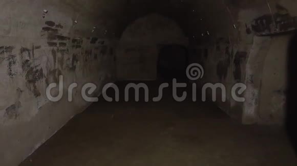 在隧道里行走的人视频的预览图