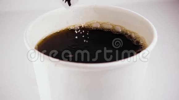 把香袋里的糖倒进咖啡里慢动作视频的预览图