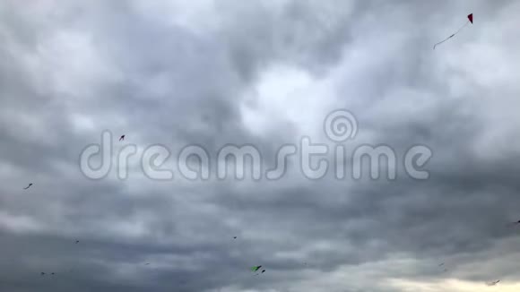 在秋天的天空中放风筝视频的预览图