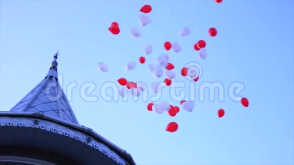 白色和红色的气球在飞翔视频的预览图
