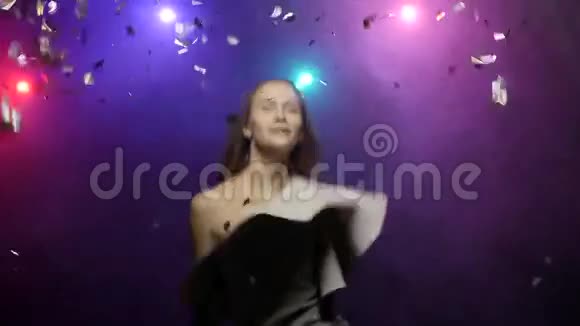 舞会上跳舞的女孩用手做手势视频的预览图