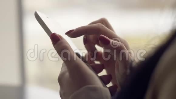 女青年手打字短信特写滚动图片手机视频的预览图