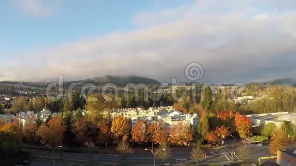从城市的角度看飞行的云的时间流逝视频的预览图