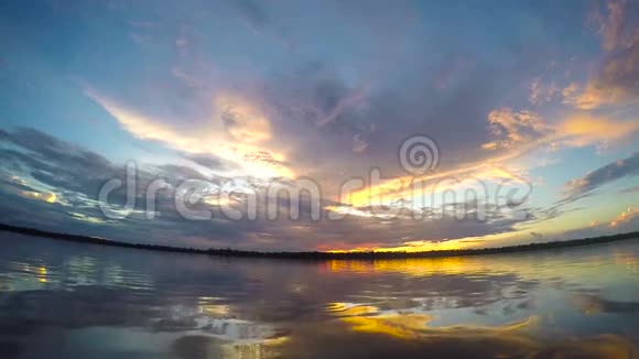 亚马逊河上美丽的日落视频的预览图