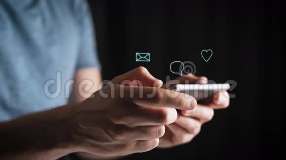 概念数字在线生活和社交网络一个穿蓝色T恤的年轻人用智能手机查看他的账户视频的预览图