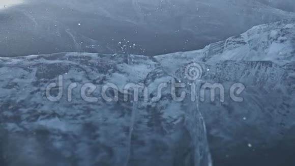 戴手套的人猛击冰面慢动作相机在冰后移动一块冰真的视频的预览图