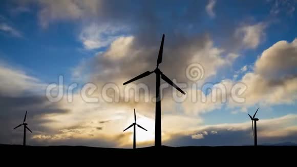 日落时沙漠中的大型风力涡轮机视频的预览图