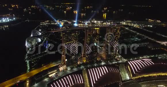 晚上在新加坡滨海湾沙滩上观看亚光表演视频的预览图