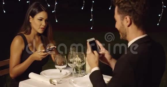 穿西装的男士为美丽的晚餐约会拍照视频的预览图