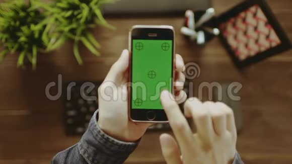 用绿色屏幕的智能手机拍摄的照片视频的预览图