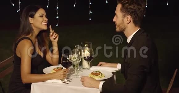 情侣们在高档户外餐厅吃意大利面视频的预览图