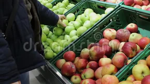 人在超市挑选苹果视频的预览图