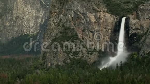 新娘瀑布和约塞米蒂山谷景观视频的预览图