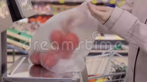 小女孩在超市里的甜椒秤上称重视频的预览图