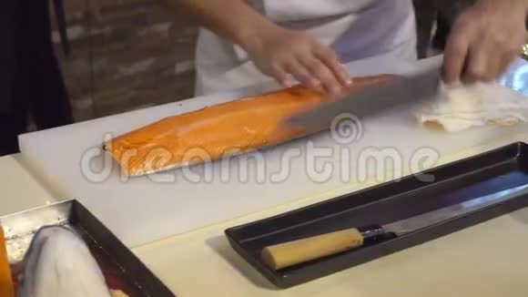 厨师手切切切切片鱼片整条鱼为日本餐厅做准备视频的预览图