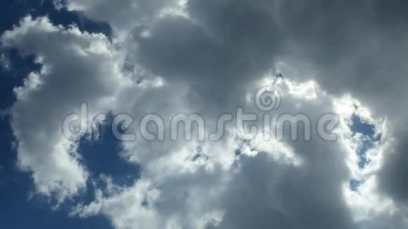 天空中慢慢乌云密布视频的预览图