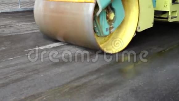 修复城市道路轨道沥青摊铺机压路机视频的预览图