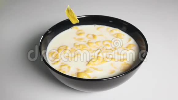 用牛奶把玉米片装满碗里视频的预览图