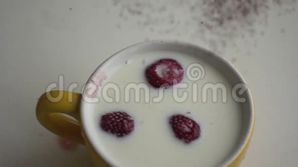 蔓越莓奶和可可慢动作视频甜点视频的预览图