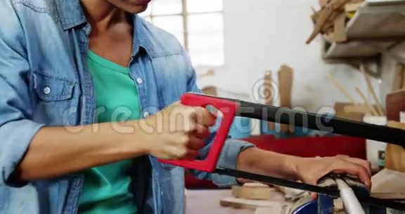 漂亮的女木匠打磨一根管子视频的预览图