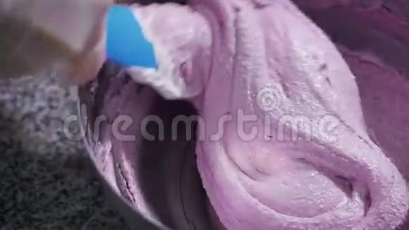 糖果店的厨房法国马卡龙的准备过程用蓝色工具混合粉色糖浆视频的预览图