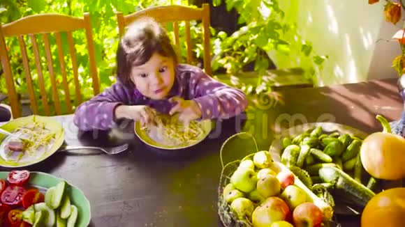 小女孩坐在桌子旁吃意大利面视频的预览图