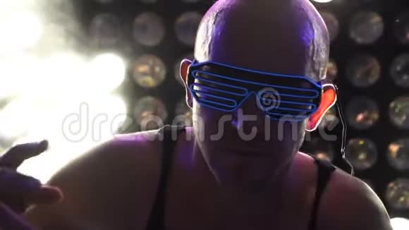 戴着霓虹灯眼镜在派对上跳舞的男人视频的预览图