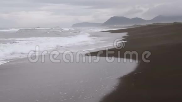 阿瓦查湾海滩上的海水和黑色火山沙视频的预览图
