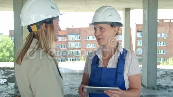 建筑工人和工程师在建筑工地工作使用数字平板电脑视频的预览图