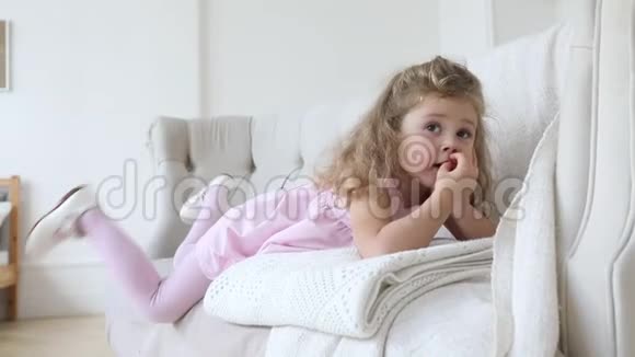 迷人的小女孩摆在沙发上视频的预览图