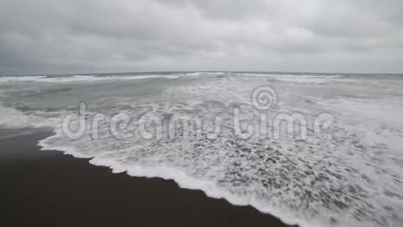 阿瓦查湾海滩上的海水和黑色火山沙视频的预览图