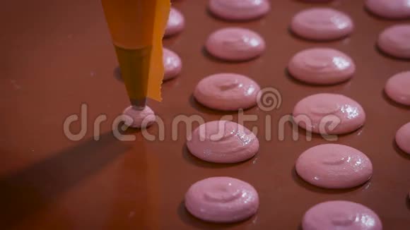 厨房法国马卡龙的准备过程戴手套的女人用装满的糕点袋装满了一个视频的预览图