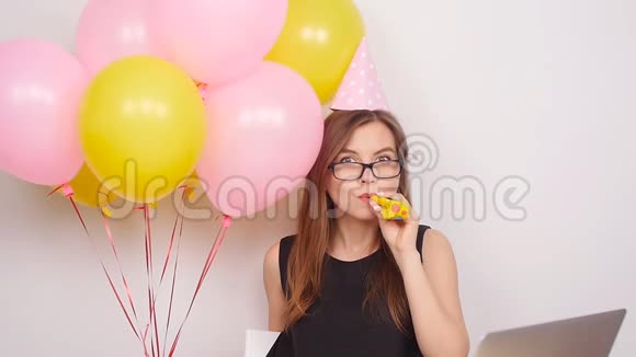快乐的商务女性在办公室庆祝视频的预览图