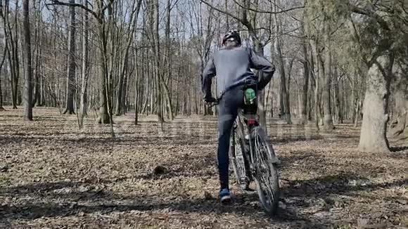 骑自行车在公园里地上的秋叶视频的预览图