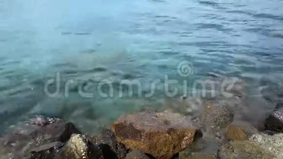 海水拍打着海中的岩石视频的预览图