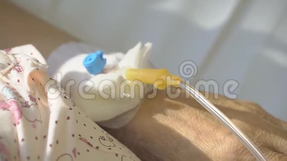 护士将点滴滴入导管躺卧患者特写注射疫苗视频的预览图