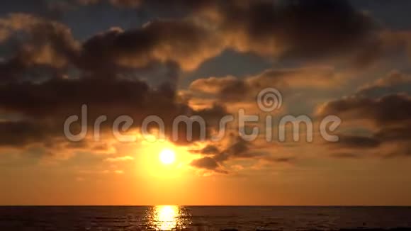日落云海滩时间推移海滨日出夏季海洋日落视频的预览图