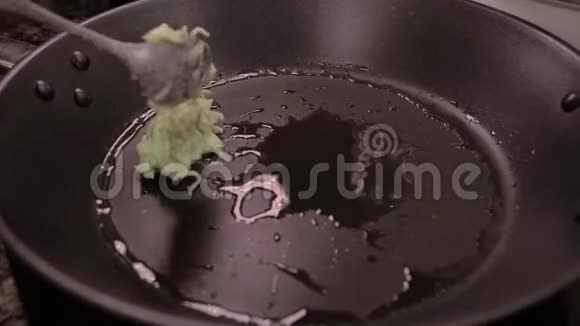 关闭食物在热锅里煎西葫芦煎饼视频的预览图